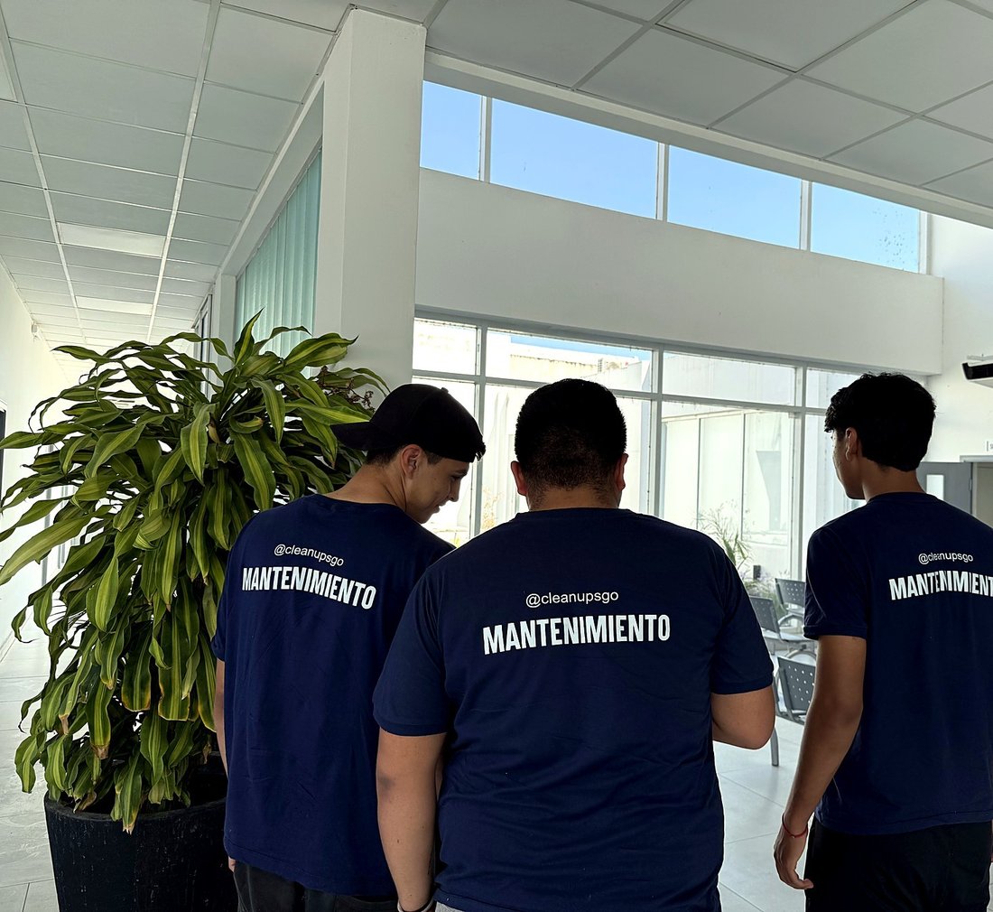 Equipo de Clean Up realizando mantenimiento en un centro de salud