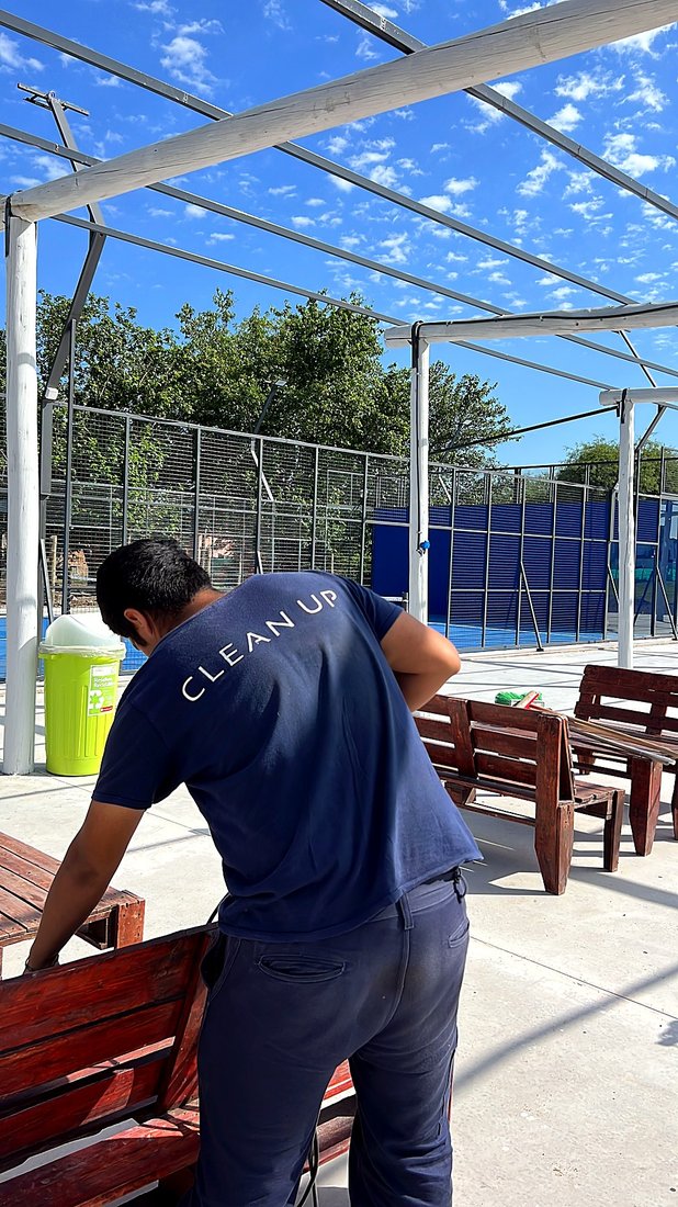 Mantenimiento de mobiliario en un espacio deportivo al aire libre