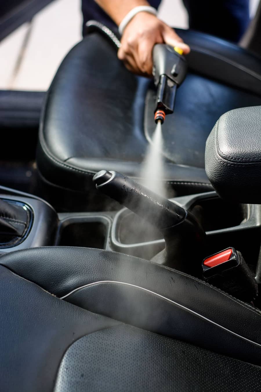 Detalle automotor con vapor saturado